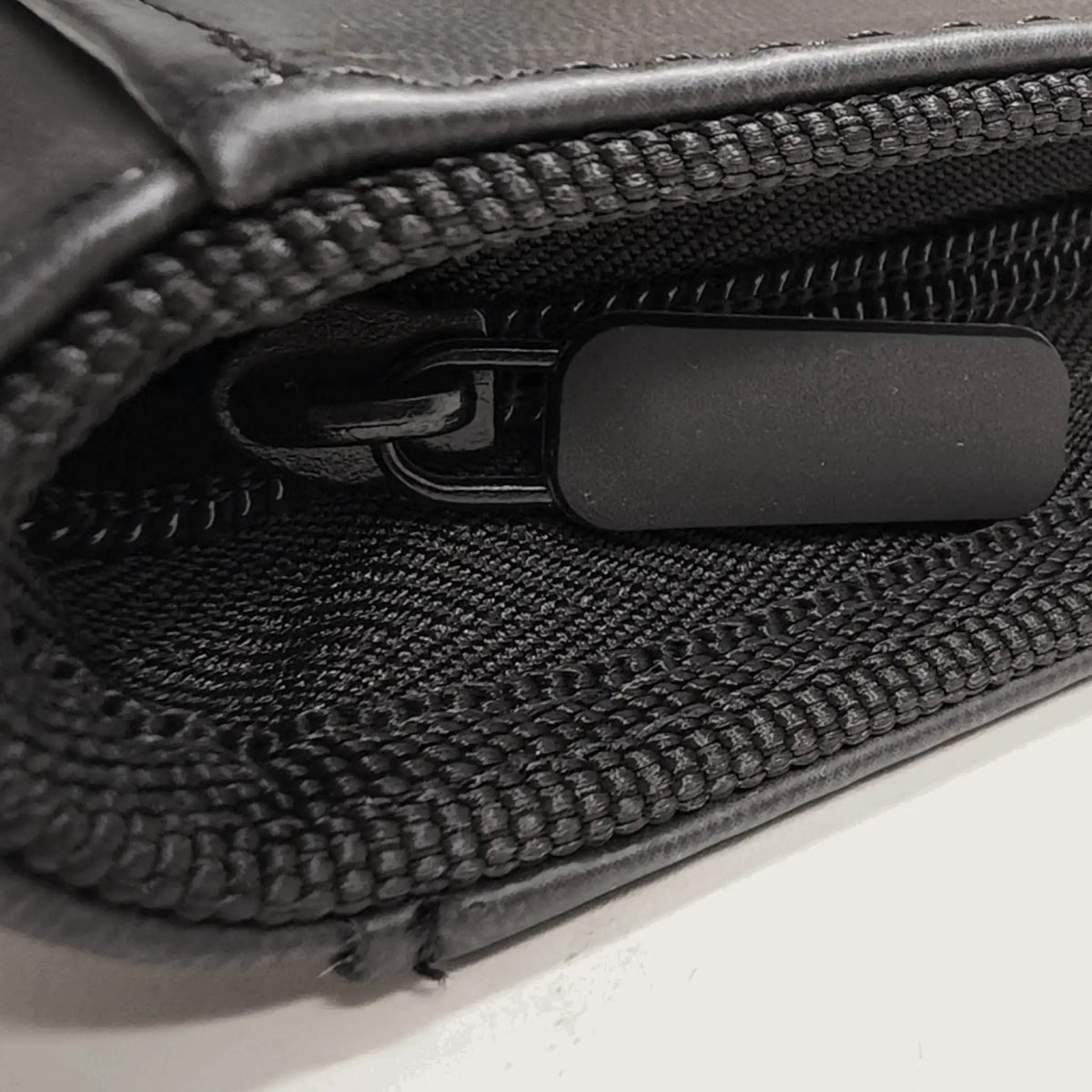 cardcosmos - 9 Pocket Zip Premium Leather Binder - Schwarz/Schwarz