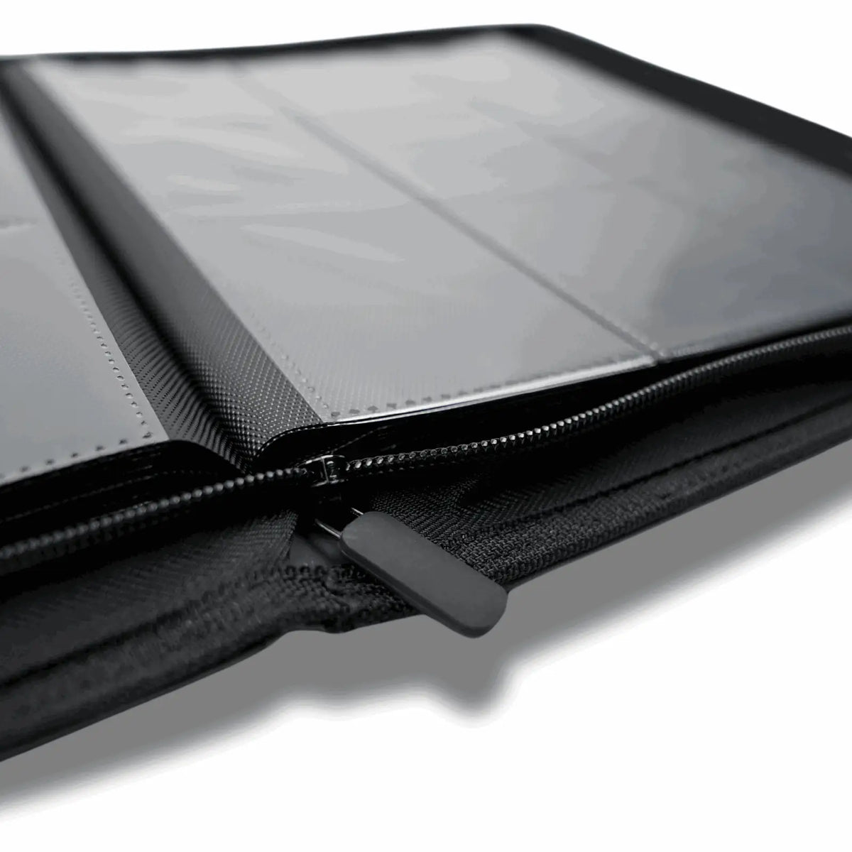 cardcosmos - 9 Pocket Zip Premium Leather Binder - Schwarz/Silber